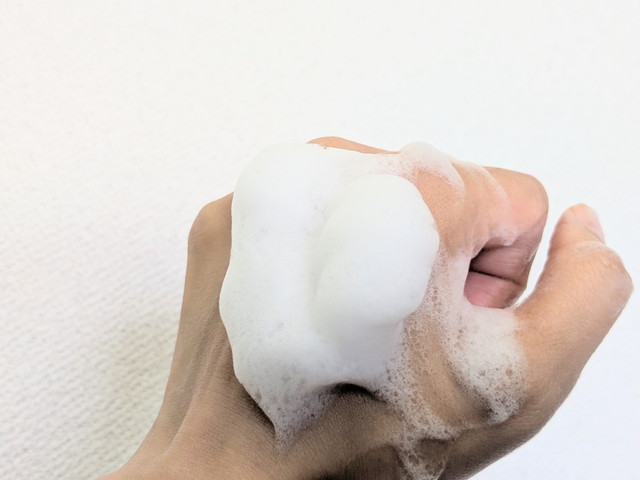 ヴェルヴェーヌ パフュームド シャワージェルを泡立てた状態。白くなめらかな泡が手に広がっている