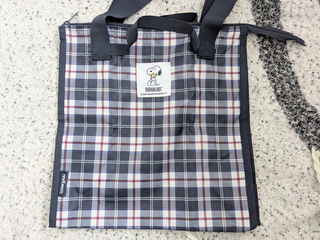 PEANUTS×NEWYORKERショッピングBAGの正面アップ。スヌーピーのワッペンとチェック柄が見える