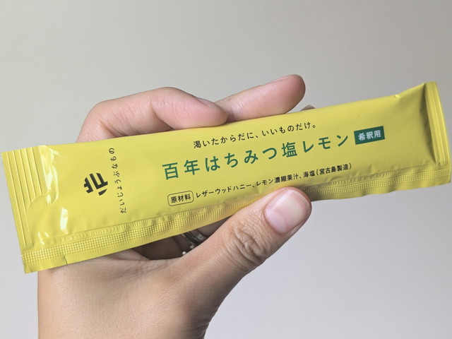 百年はちみつ塩レモン スティックを手で持つ様子