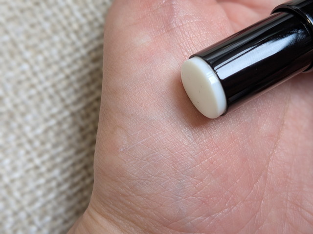 プリマヴィスタ ピンポイントセバムオフ スティック 手の甲でのテクスチャー確認