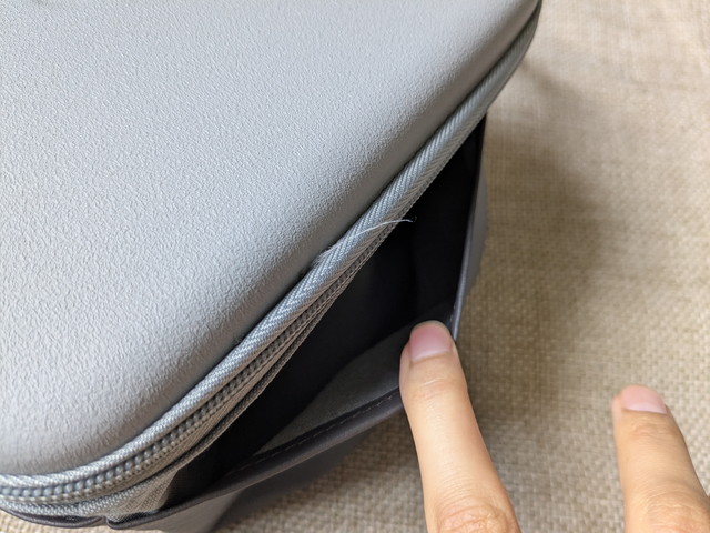 Coleman保冷バッグGRAYのサイドポケットアップ