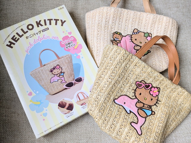 HELLO KITTYかごバッグBOOK pink dolphin ver.の表紙と2種の付録バッグ全体