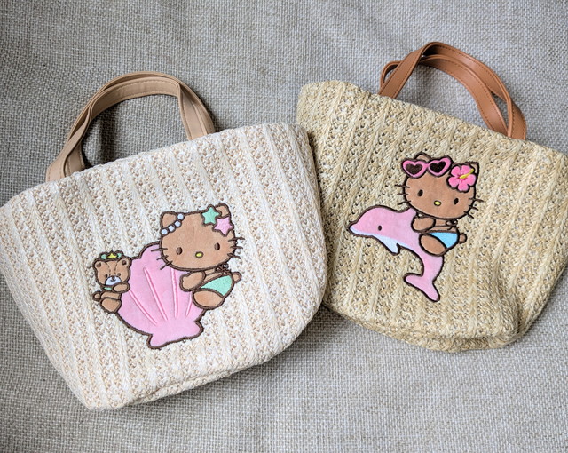 HELLO KITTYかごバッグ shell hug ver.とpink dolphin ver. 2種類並び