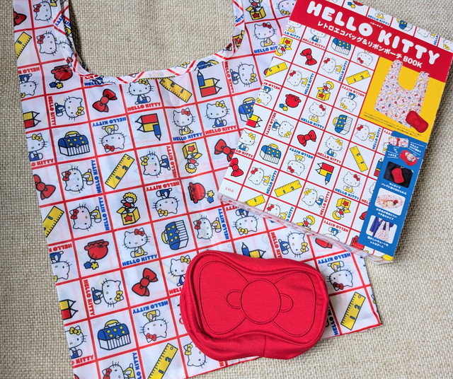 HELLO KITTYレトロエコバッグを留めゴムでたたんだ状態