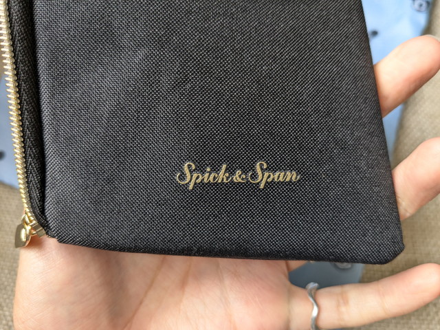 Spick&Spanパスポート風ポーチのSpick&Spanロゴアップ