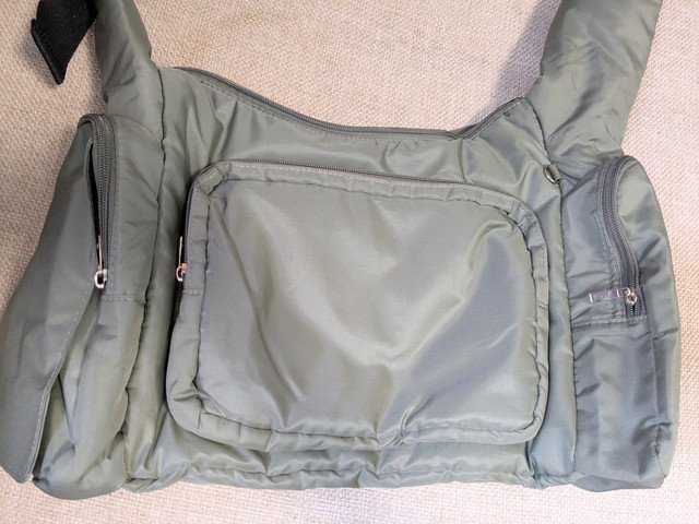 古川優香 多機能Shoulder Bagのフロントポケットとサイドポケット全体