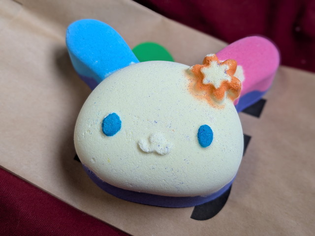 LUSH×サンリオ ウサハナのバスボム