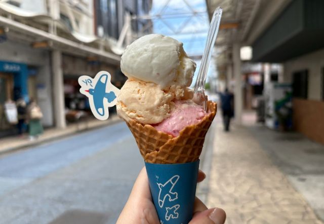 熱海銀座商店街でヨーグルトアイストリプルを手に持った様子