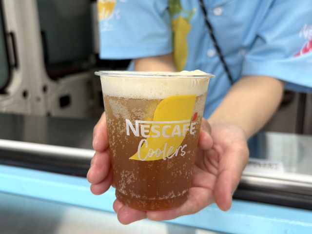 ネスカフェクーラー しゅわっとレモン限定メニューをスタッフが手渡す様子