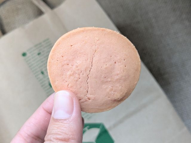 成城石井ピンクグァバクッキーを手に持ったアップ