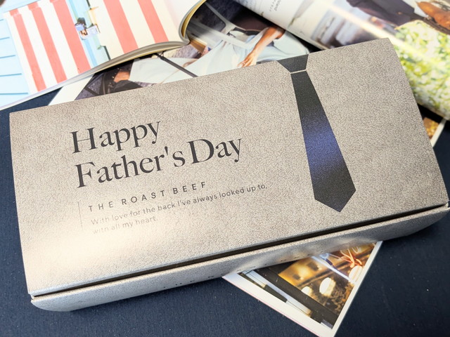 THE ROAST BEEFの父の日限定ギフトBOX外観。Happy Father's Dayの文字とネクタイのデザインが刻まれたシルバーのボックス