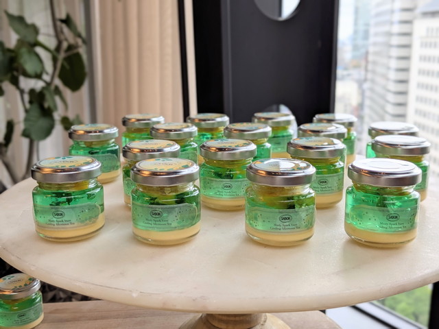 SABONのスクラブ瓶をイメージしたミントライムゼリーが並ぶ様子