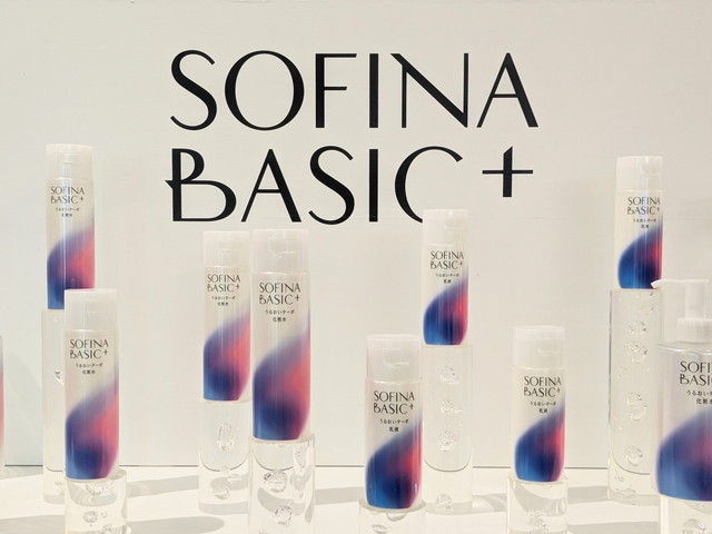 SOFINA BASIC+ ブランドロゴと製品展示
