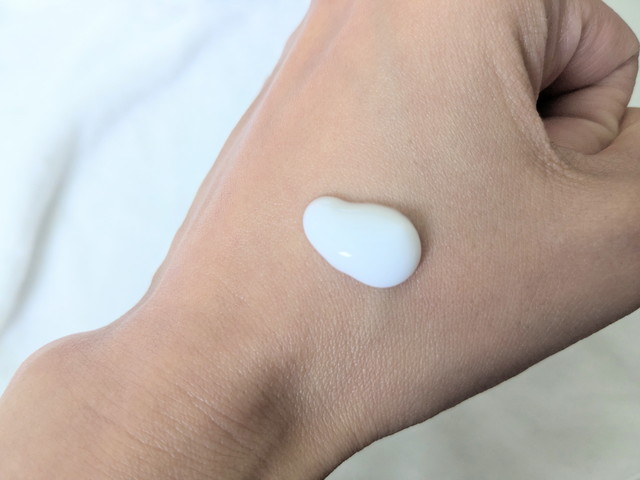 iniks センシティブ モイストバリア ミルク Nのテクスチャーを手の甲に出した状態。白くなめらかなミルクテクスチャー
