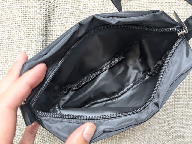 ハローキティリボン型ミニBAGの内部。メインルームとファスナー付きポケットに分かれているつくりが確認できる