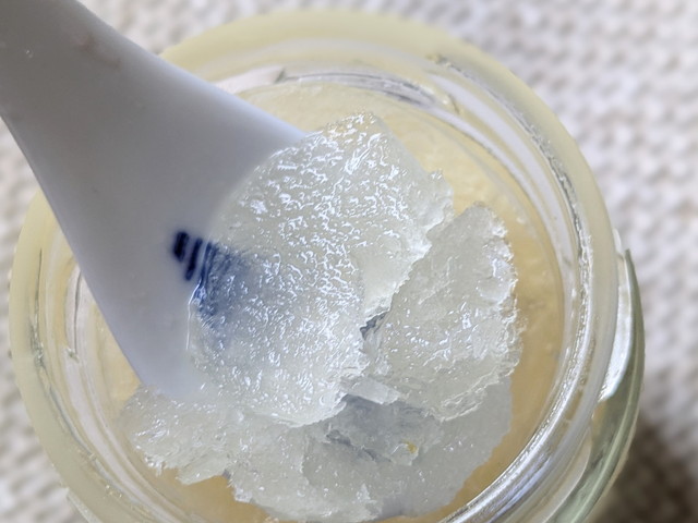 黄金ライムソルベをスプーンですくった様子