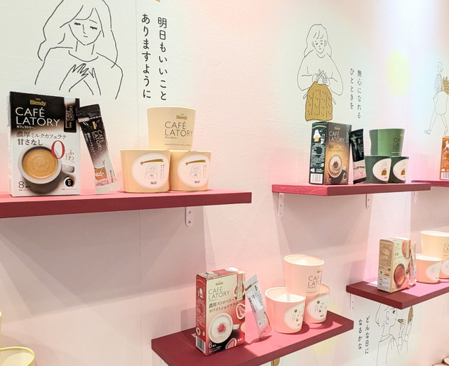 ice CAFÉ LATORY stand 商品棚2