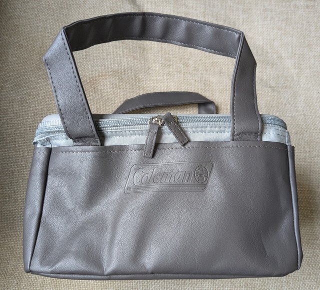 Coleman保冷バッグGRAYの全体とコールマンロゴ正面