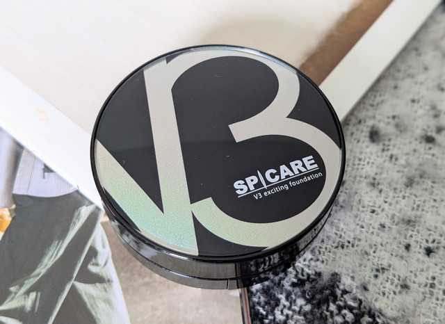 V3 エキサイティング ファンデーションのパッケージ。ブラックにホログラフィックのV3ロゴ