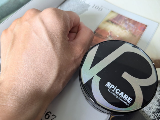 V3 エキサイティング ファンデーションを手の甲にのせた様子
