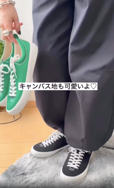 黒のカラーキャンバススニーカーを取り入れたコーデ