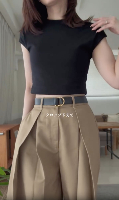クロップド丈ショートスリーブTシャツを着たコーデ