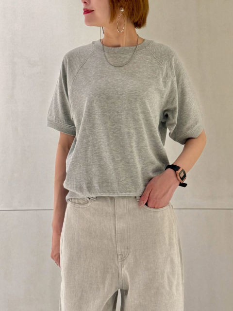 ライトスウェットクルーネック半袖Ｔシャツを着たコーデ