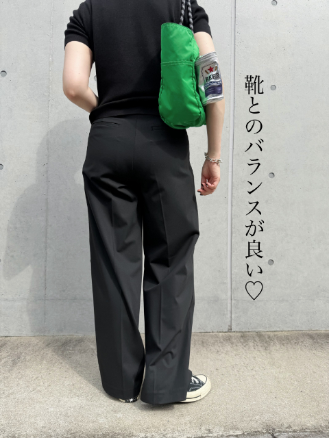スマートワイドストレートパンツを着たコーデの後ろ姿