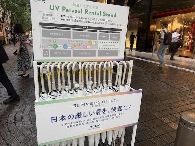サマーシールドを使用したUVパラソルレンタルスタンドを写した写真