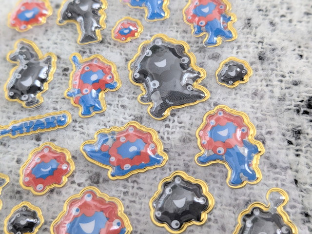 ミャクミャク立体クリアシールのアップ。キラキラの金フチがついたぷっくりシール