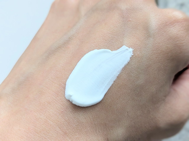 薬用ホワイトコンク ホワイトニングCC CⅡのテクスチャーを手の甲に出した様子