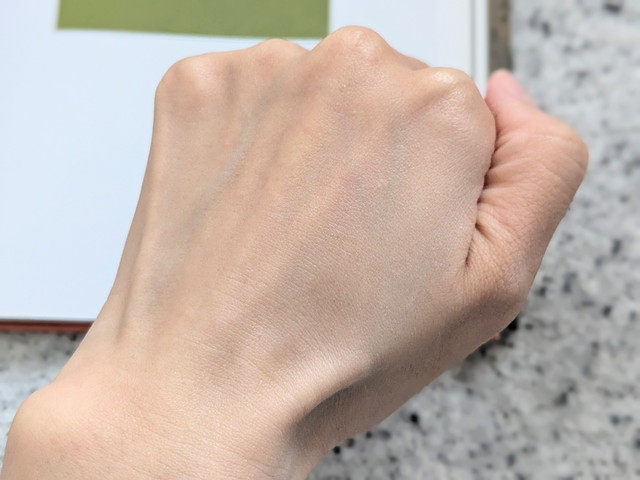 薬用ホワイトコンク ホワイトニングCC CⅡを右手だけ塗った比較。塗った側の明るさの違いがわかる