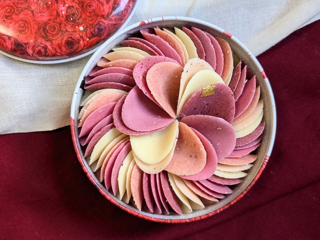 ペタルブーケローズインペリアル 花びらチョコレートの断面と配色