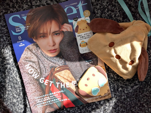 sweet8月号増刊の表紙と日焼けポチャッコの巾着ポーチ・フェイス形ミラーの全体写真