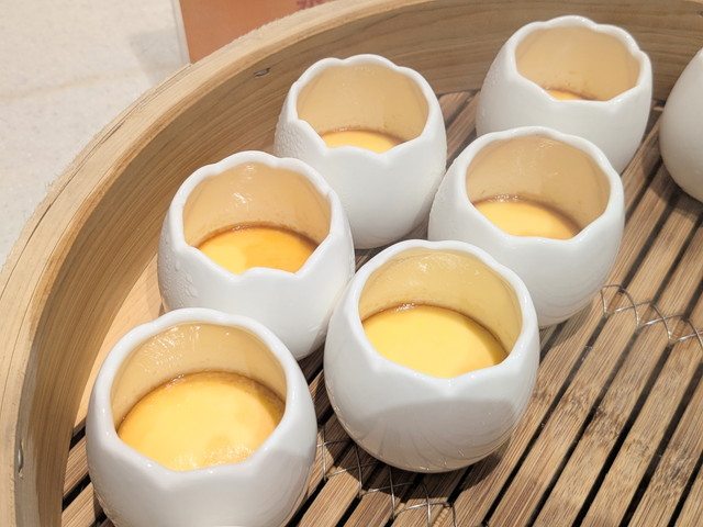 卵型の器に入った極楽蒸しプリン