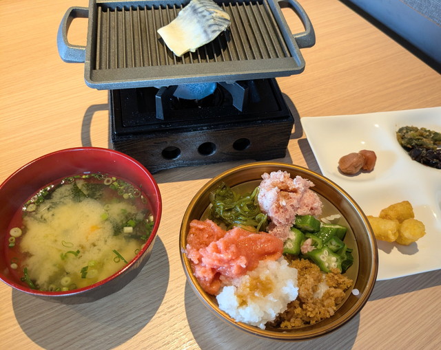 焼き魚や小鉢が並ぶ朝食セット