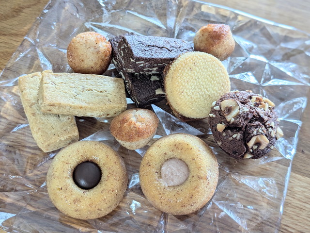 DOBLE K 焼菓子7種詰合せ 中身を並べた様子