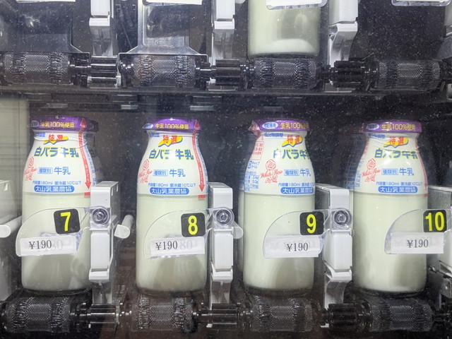 鳥取名物の白バラ牛乳が並ぶ自動販売機