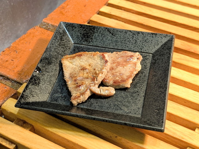 ライブキッチンで焼き上げたジューシーなステーキ