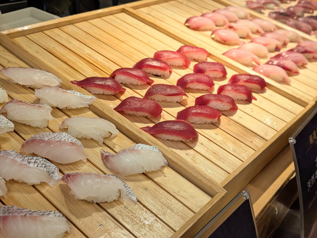 マグロ赤身や中トロなど大ネタの握り寿司が並ぶ様子
