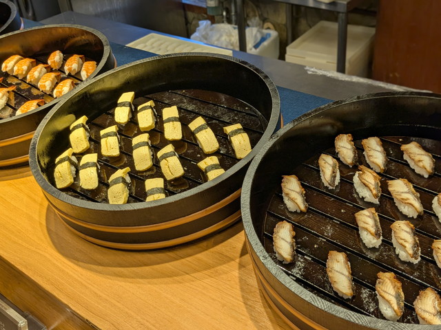 卵焼きや炙り系の握り寿司が並ぶ様子