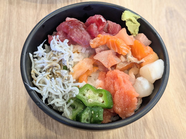 自分で盛り付けた海鮮丼