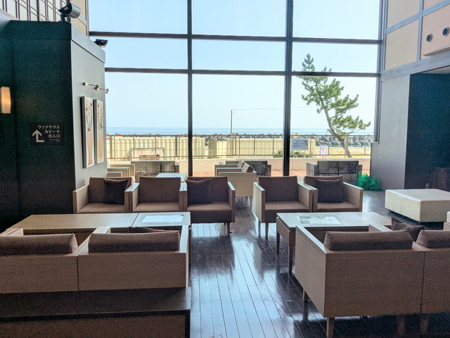 大江戸温泉物語かいけのロビーラウンジから見える海の景色