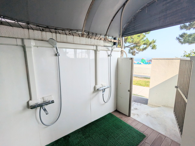 ビーチ横に設置されたシャワー設備