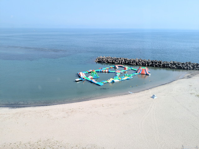 海に浮かぶマリンアスレチック施設を上空から見た様子