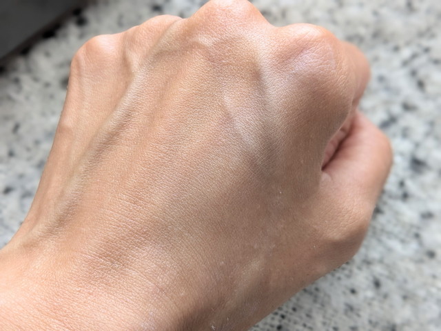 アンリミテッド セラム スムース パウダーを手の甲にのせたスウォッチ写真