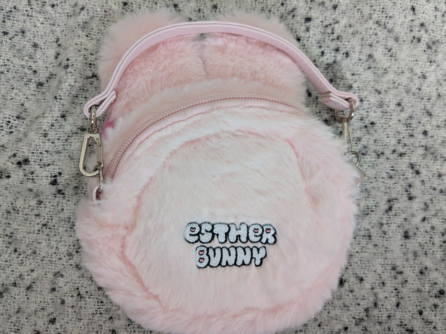 フェイスポーチ裏面のESTHER BUNNYロゴ刺しゅうと合皮の持ち手部分の写真