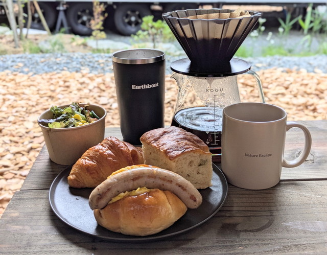 クロワッサンやソーセージ、サラダが並んだ朝食プレート