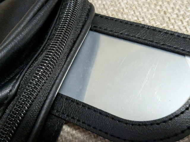 フラップを開けてミラーがねじで留められている部分を見せた写真