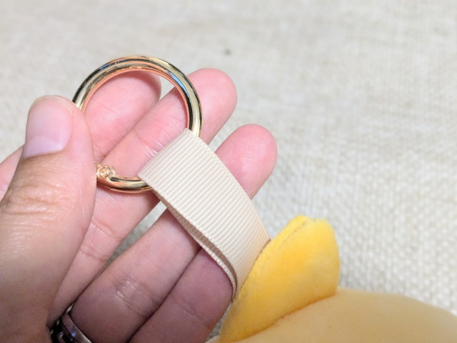 ぬいぐるみチャームのリボンと金具部分をアップで見せた写真